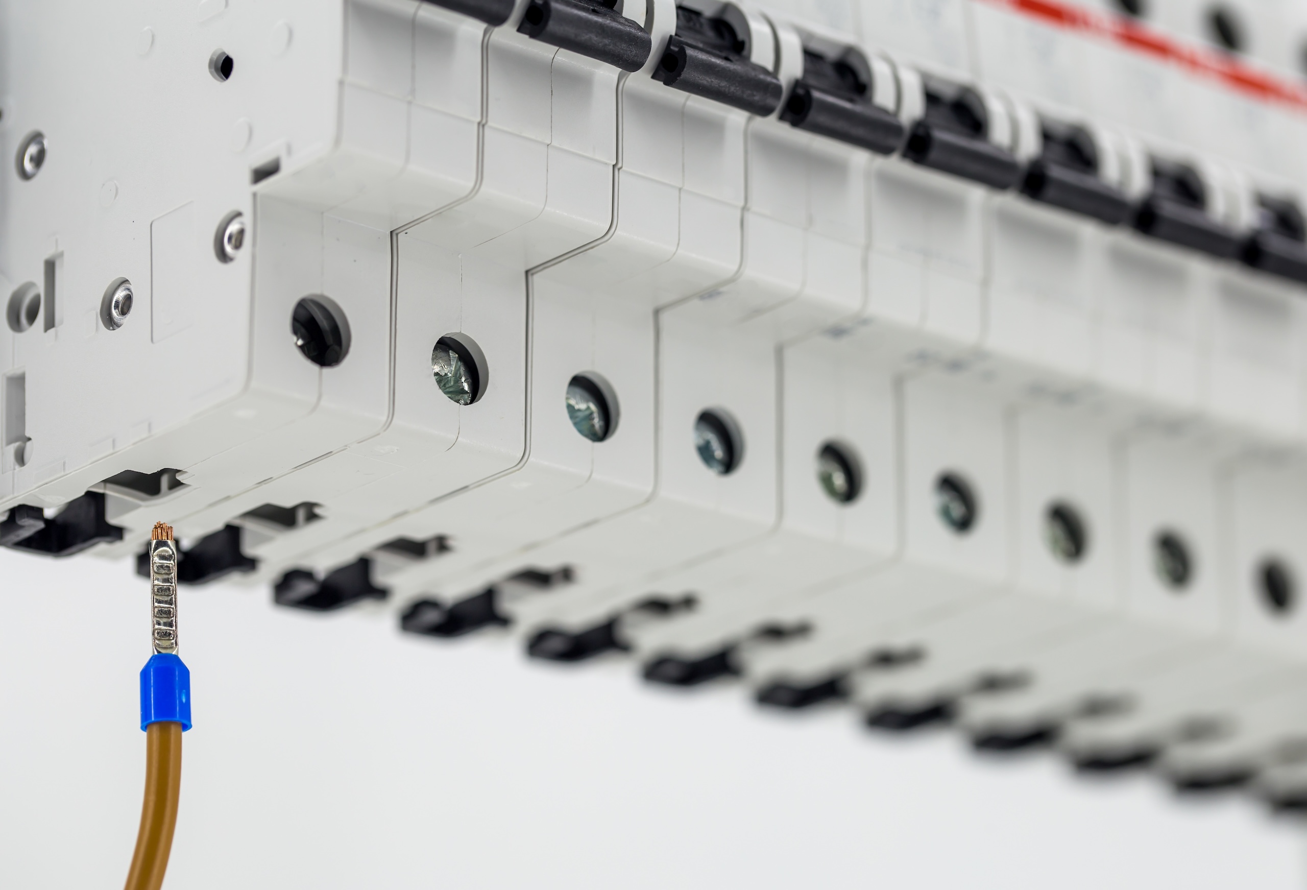 Interruptores termomagnéticos: protección y control eléctrico