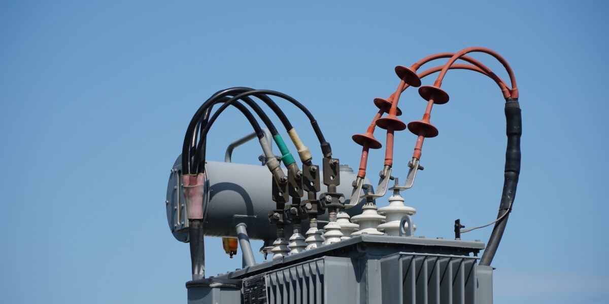 ¿Cómo funciona un transformador? Fundamentos y aplicaciones industriales